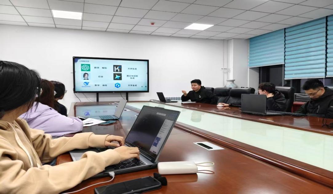 提升數(shù)字素養(yǎng)，賦能職業(yè)未來——機(jī)械工程學(xué)院就業(yè)委員會(huì)開展辦公技能與AI應(yīng)用專項(xiàng)培訓(xùn)